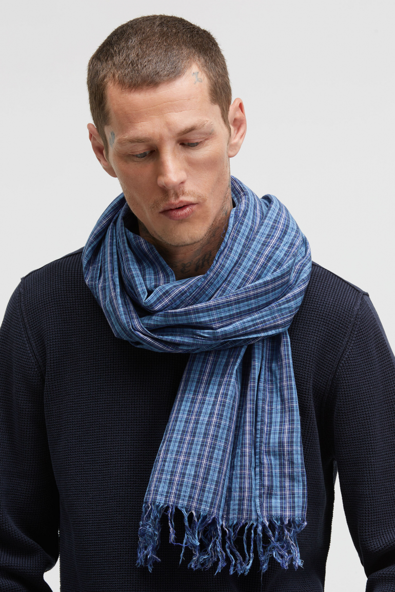 Karierter Schal aus feiner Webware flight blue