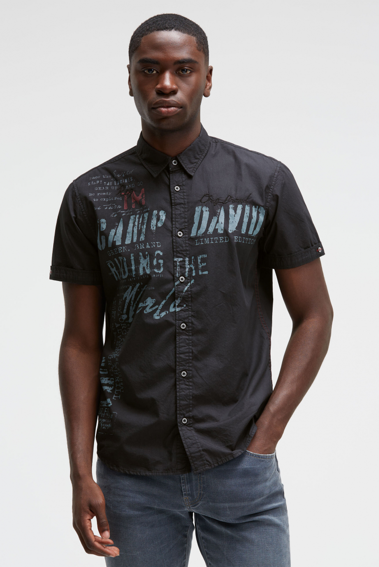 Kurzarmhemd mit Label Prints und Stickereien black