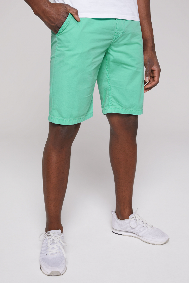 Leichte Chino Shorts mit Logostick nordic green