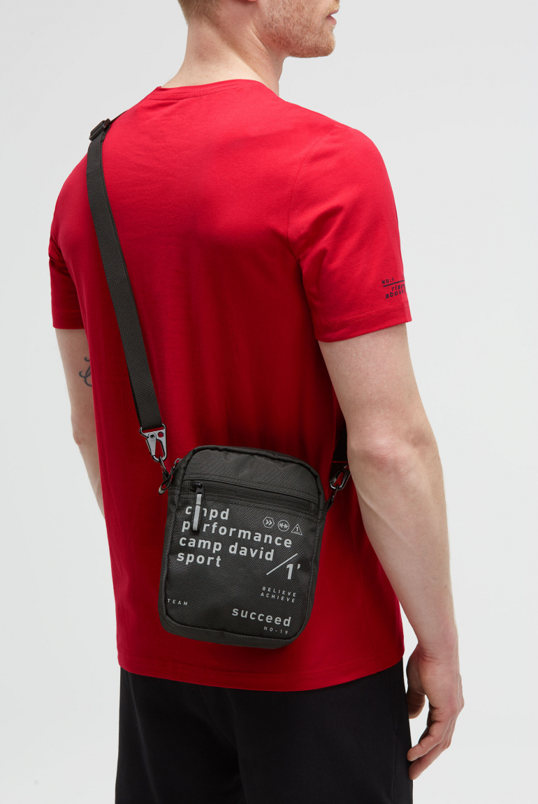 Leichte Crossbody Bag mit reflektierendem Print black