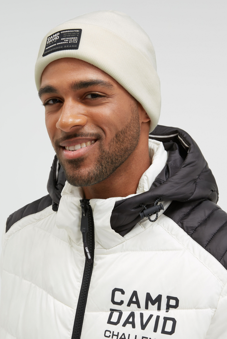 Rippstrickmütze mit Label Patch kitt