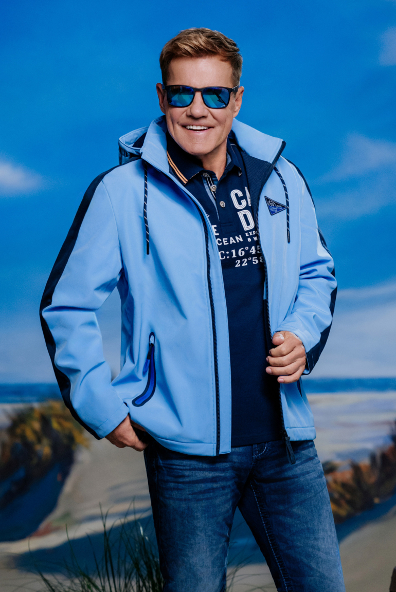 Softshelljacke mit abtrennbarer Logo-Kapuze