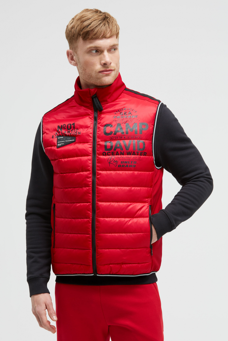 Steppweste im Materialmix mit Prints bright red