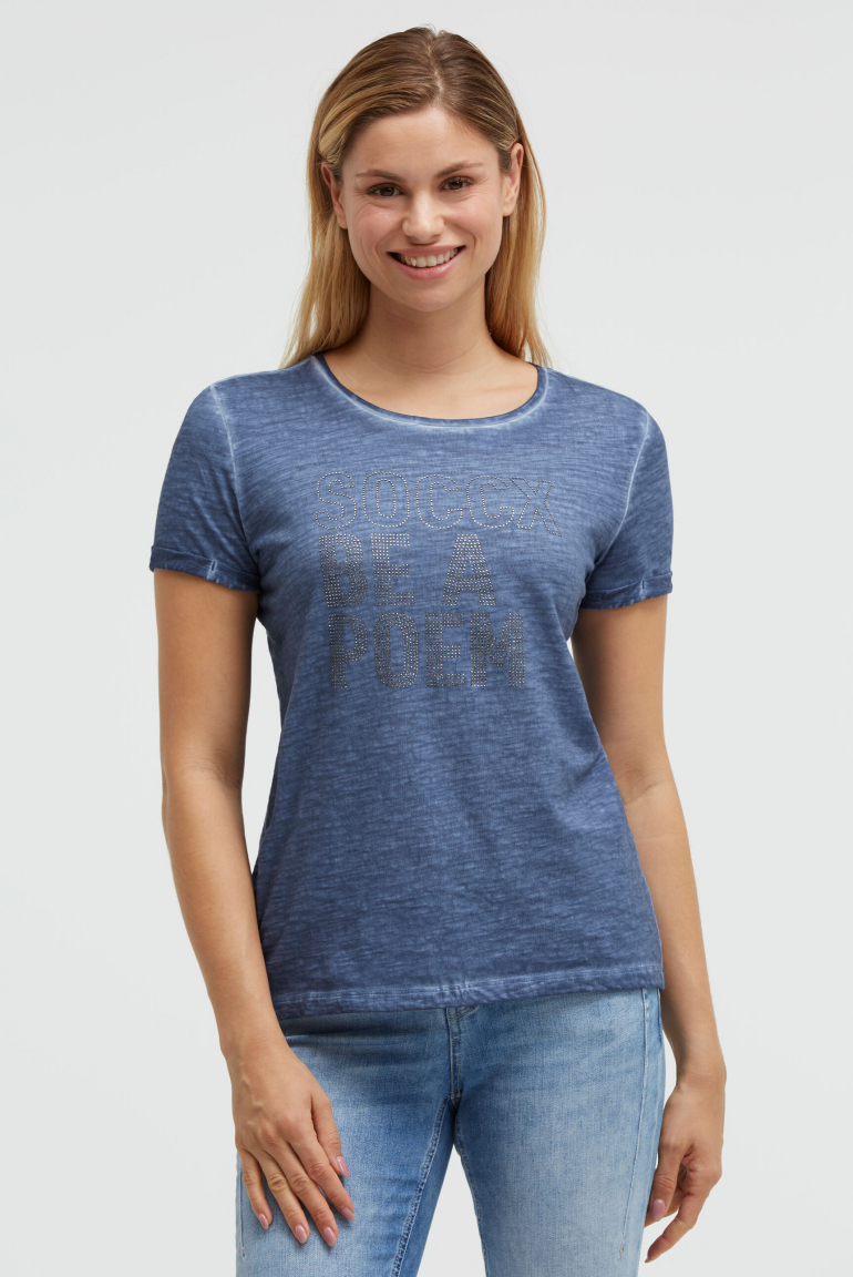 T-Shirt Oil Dyed mit Wording aus Schmucksteinen soft azure
