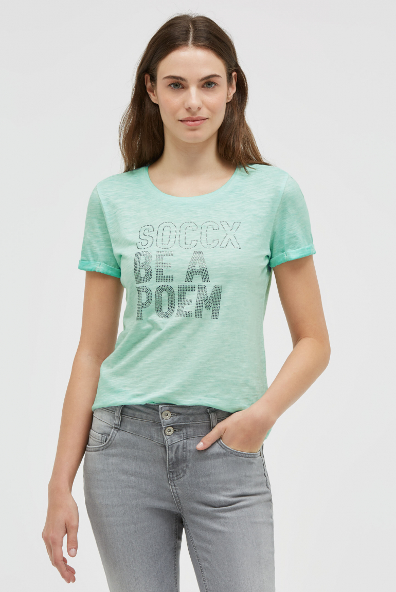 T-Shirt Oil Dyed mit Wording aus Schmucksteinen french mint