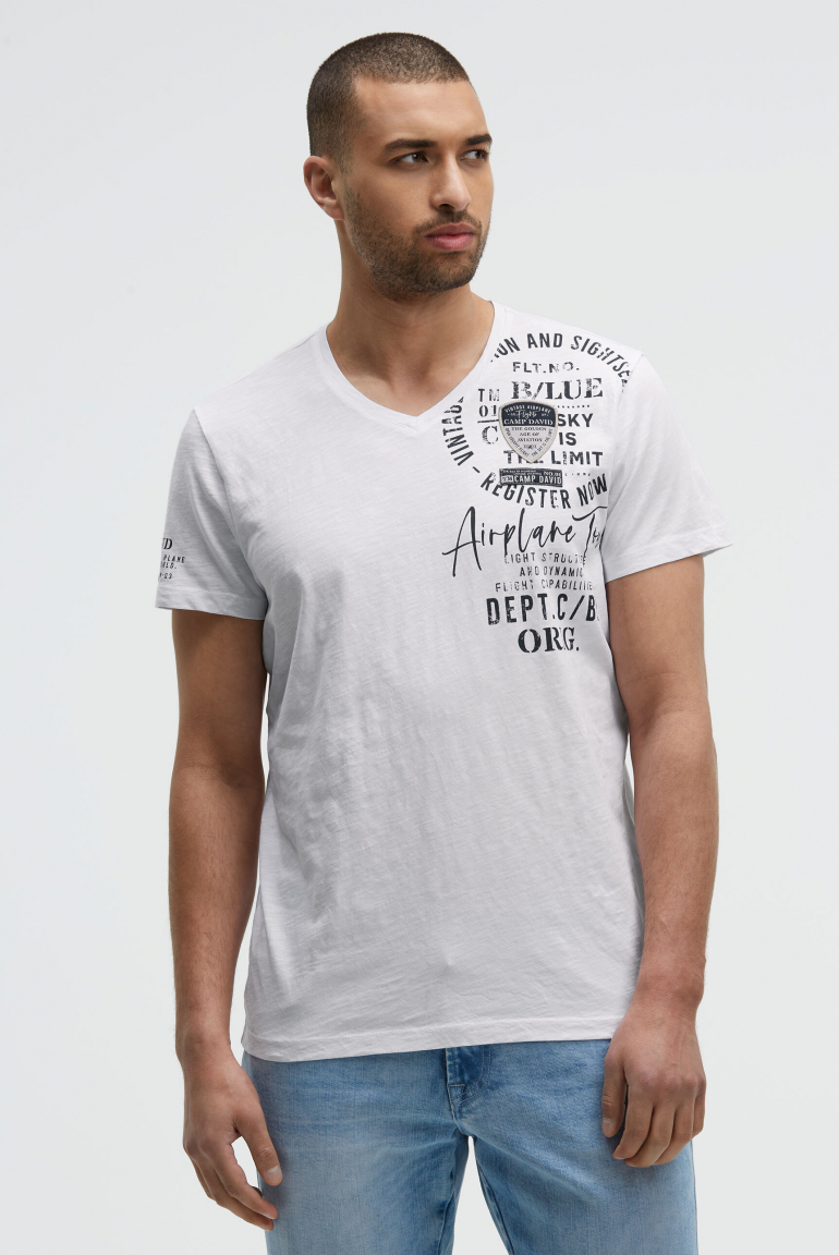 T-Shirt V-Neck mit Used Prints und Patches opticwhite