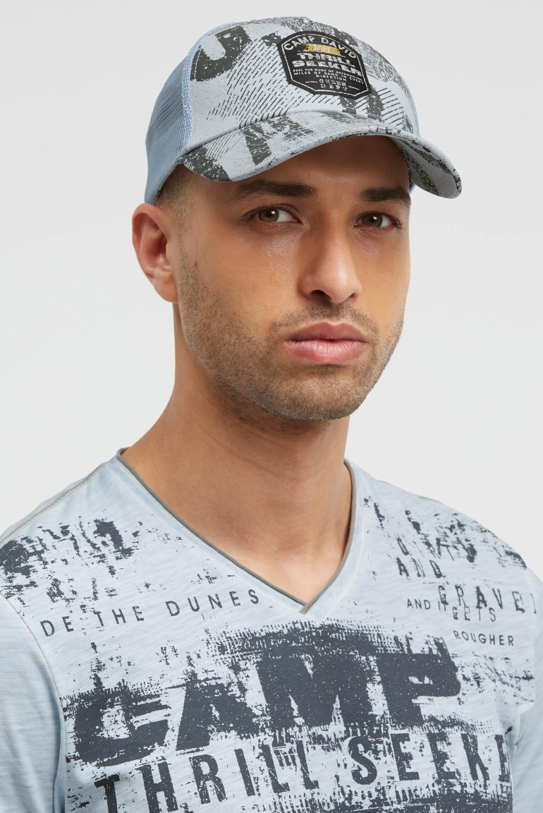 Trucker Cap mit All Over Print und Patch silver blue