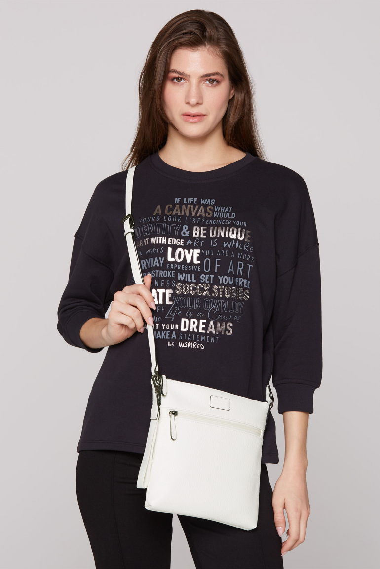 Umhängetasche aus Lederimitat mit Logo-Anhänger white