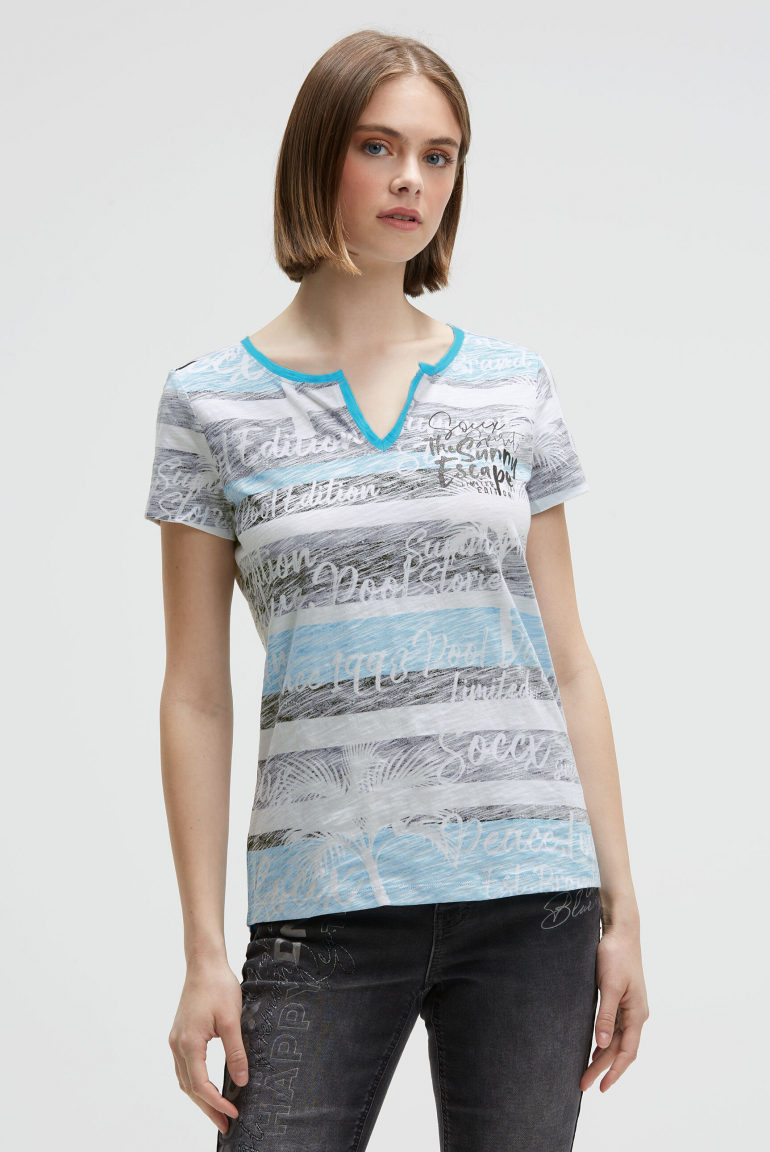 V-Shirt mit All-Over-Streifen- und Logo-Prints