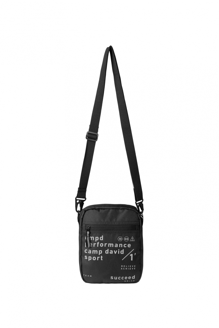 Leichte Crossbody Bag mit reflektierendem Print black