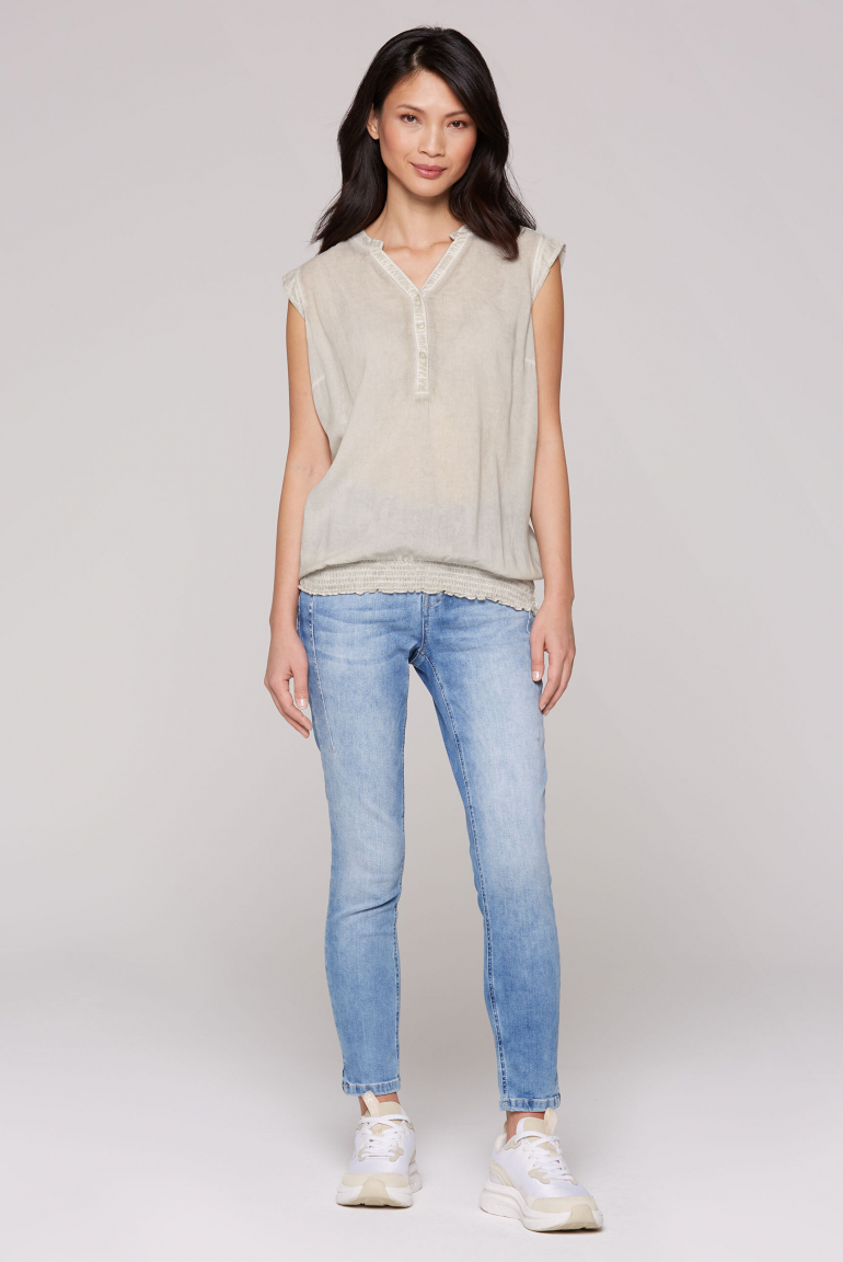 Ärmellose Bluse mit gesmoktem Saum und Rückenprint