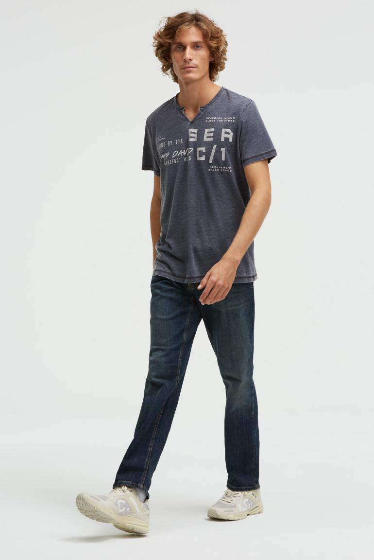 Ausbrenner-Shirt mit Used Look und Label Prints