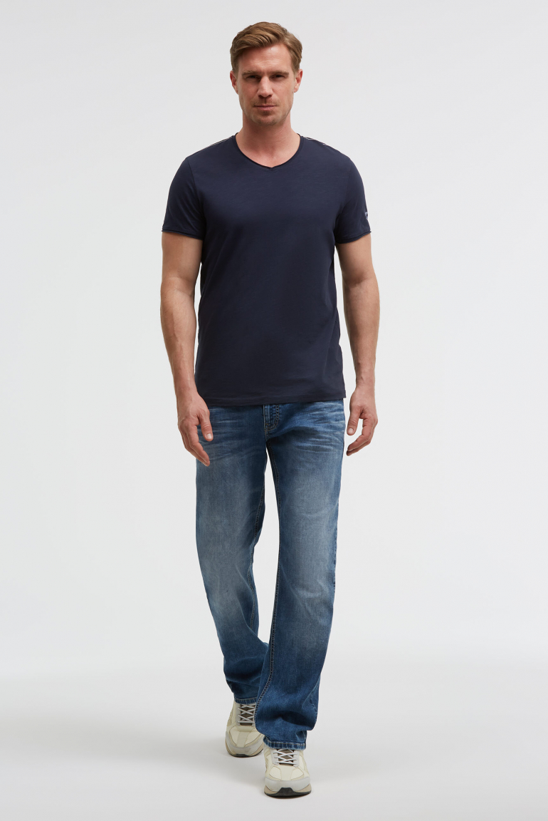 Basic T-Shirt mit V-Neck und Print