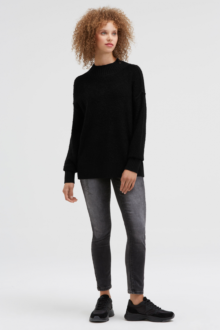 Bouclé-Pullover mit Stehkragen