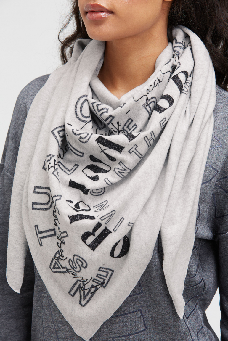 Dreieckstuch aus Flauschstrick mit Glitter Print