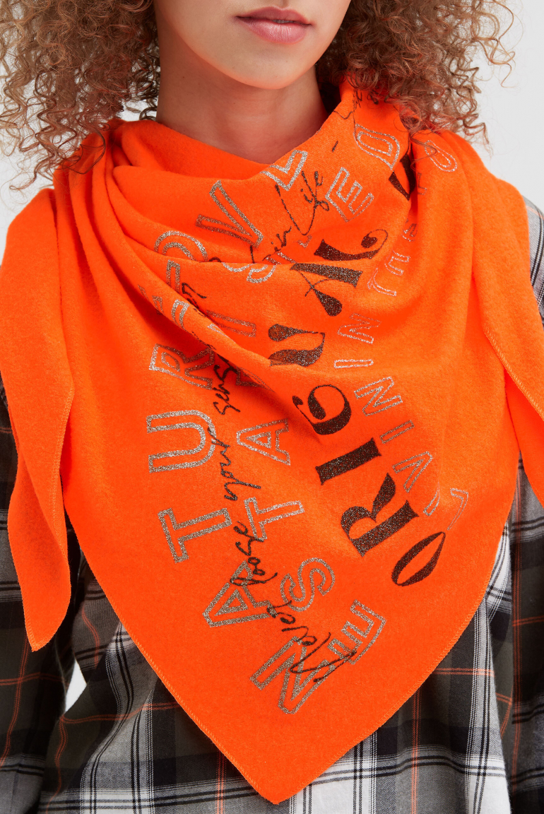 Dreieckstuch aus Flauschstrick mit Glitter Print