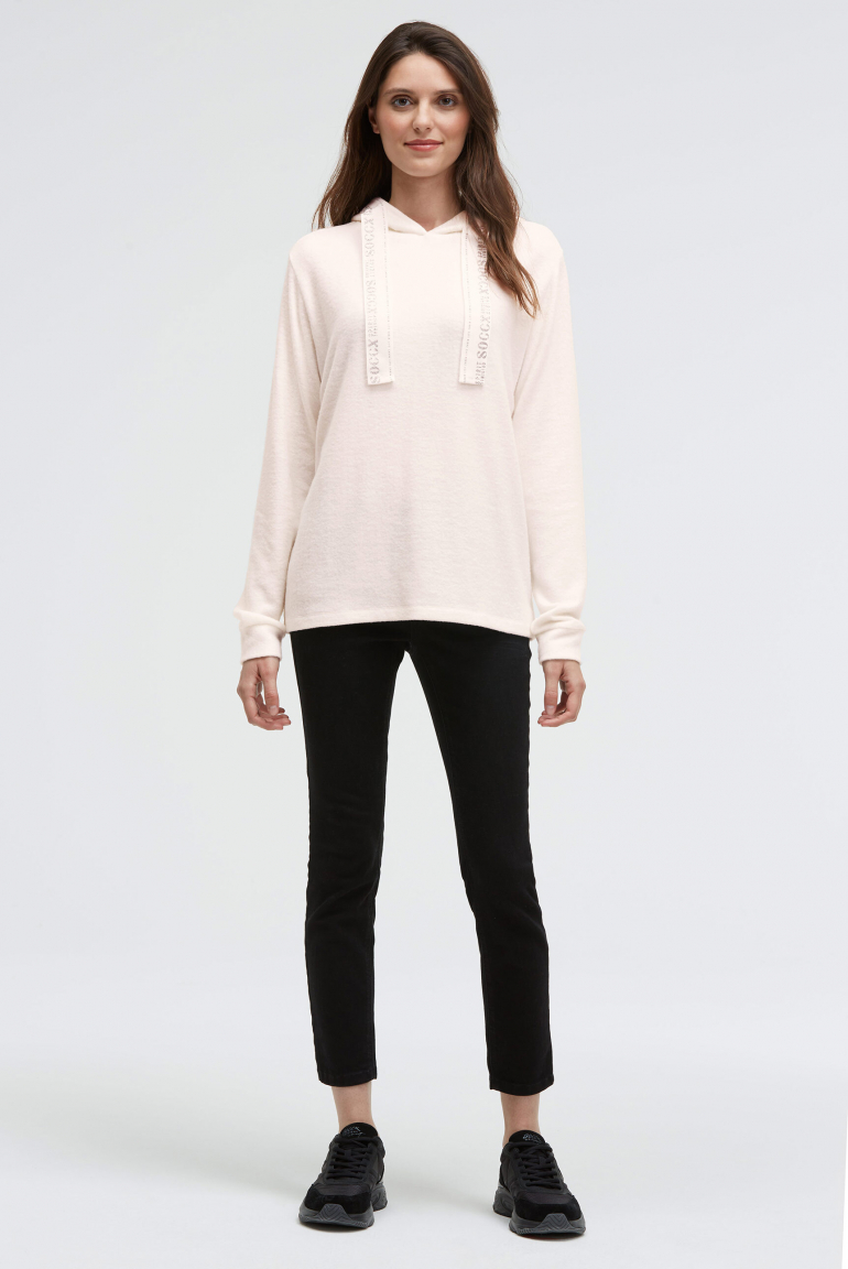 Flauschstrickpullover mit Logo-Tape an der Kapuze