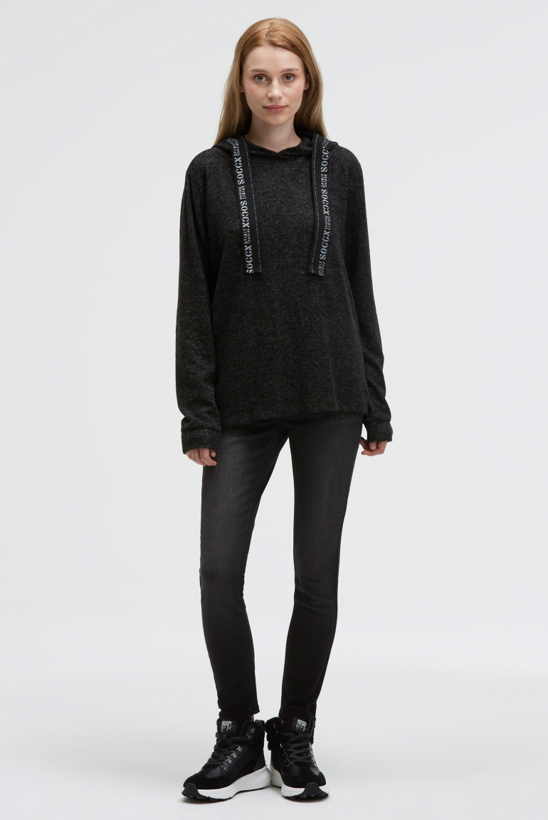 Flauschstrickpullover mit Logo-Tape an der Kapuze