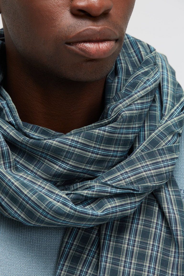Karierter Schal aus feiner Webware