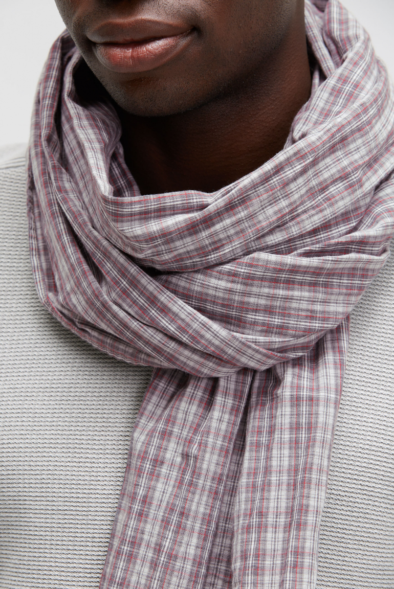 Karierter Schal aus feiner Webware