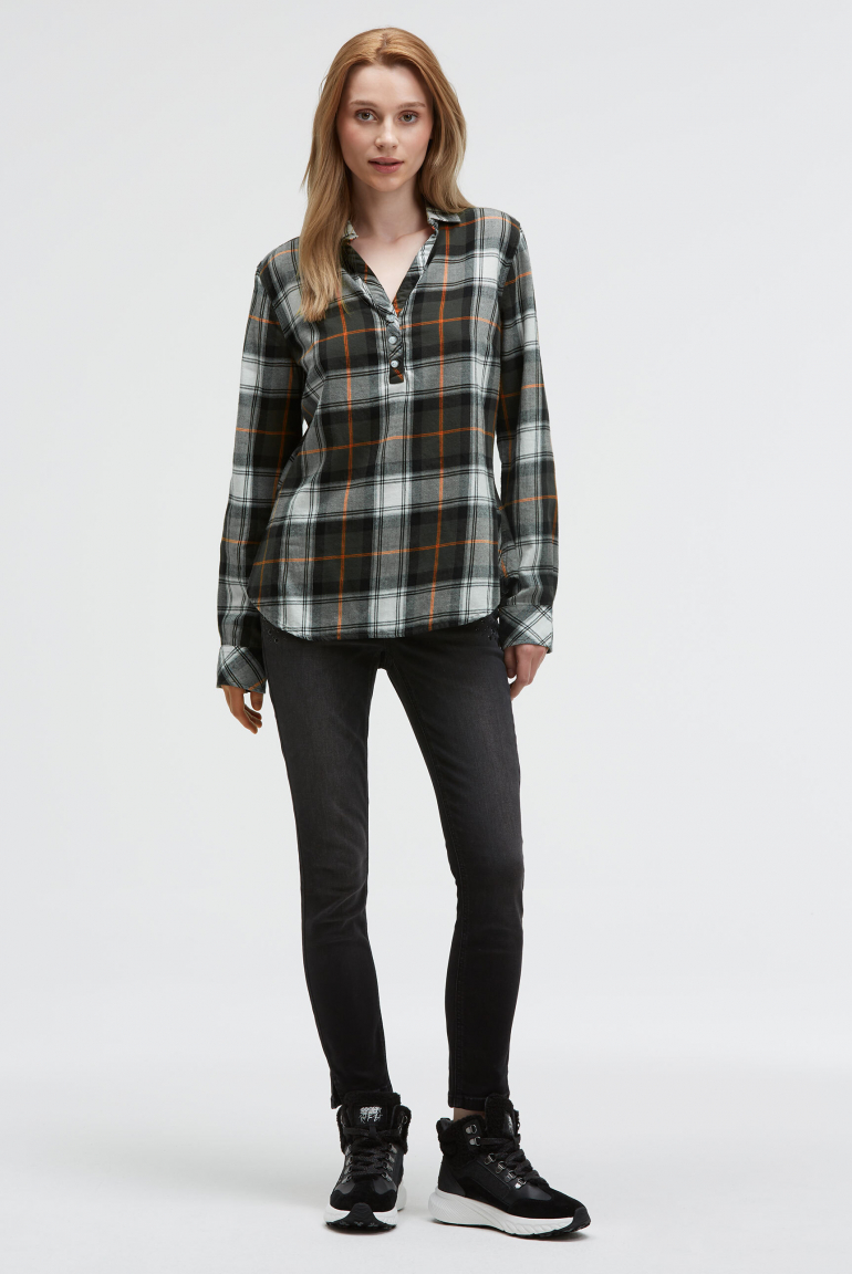 Karobluse mit kurzer Knopfleiste