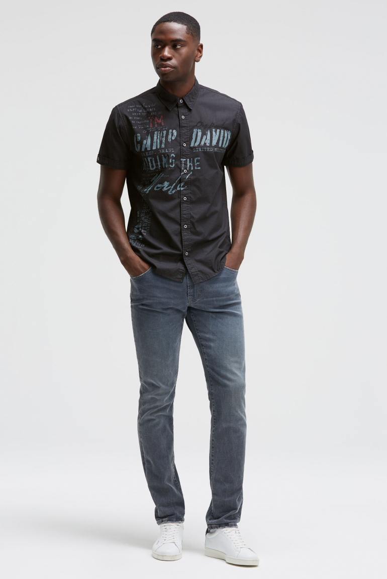 Kurzarmhemd mit Label Prints und Stickereien