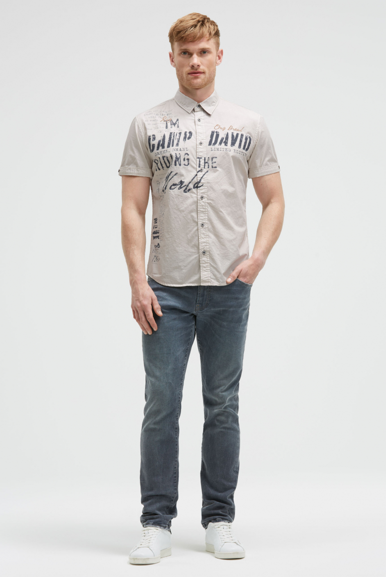 Kurzarmhemd mit Label Prints und Stickereien