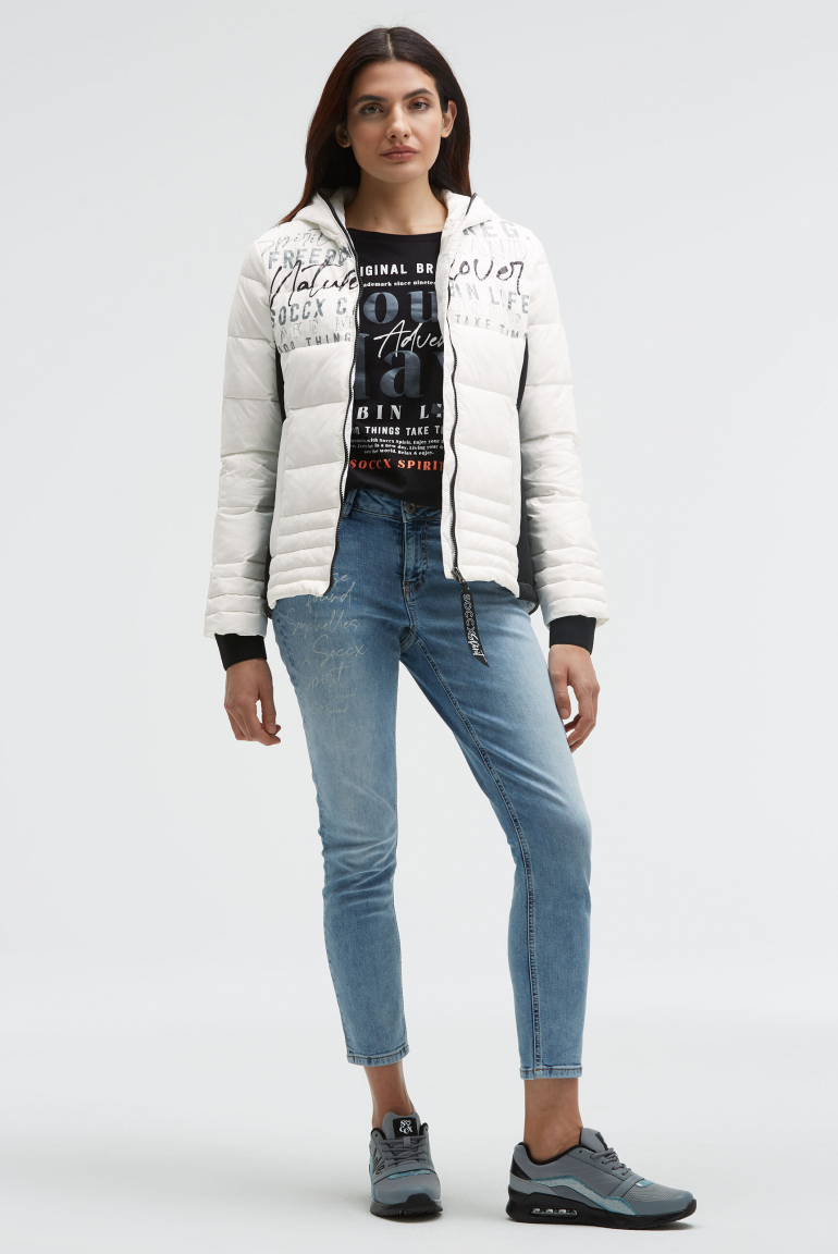 Kurze Steppjacke im Materialmix mit Kapuze