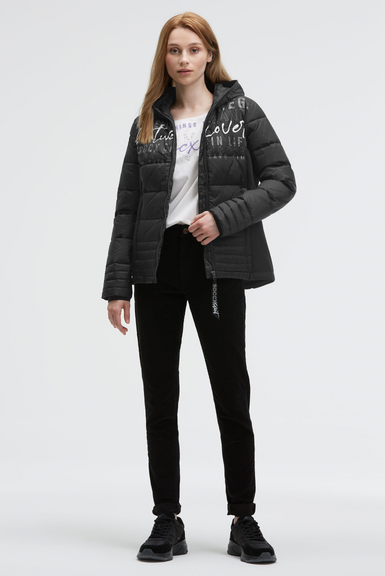 Kurze Steppjacke im Materialmix mit Kapuze