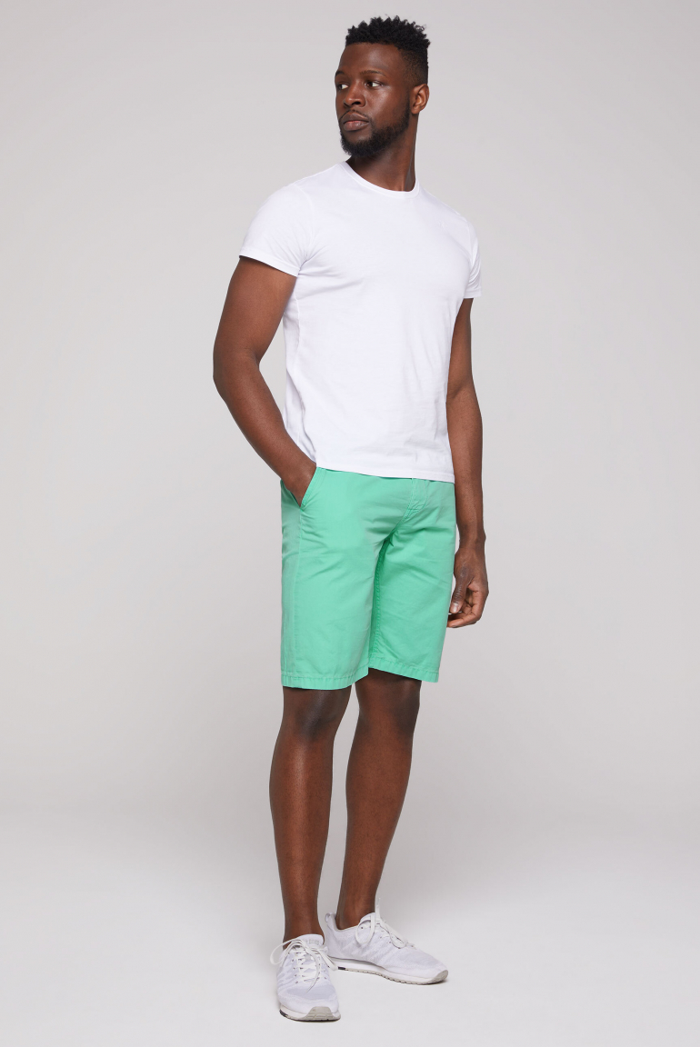 Leichte Chino Shorts mit Logostick
