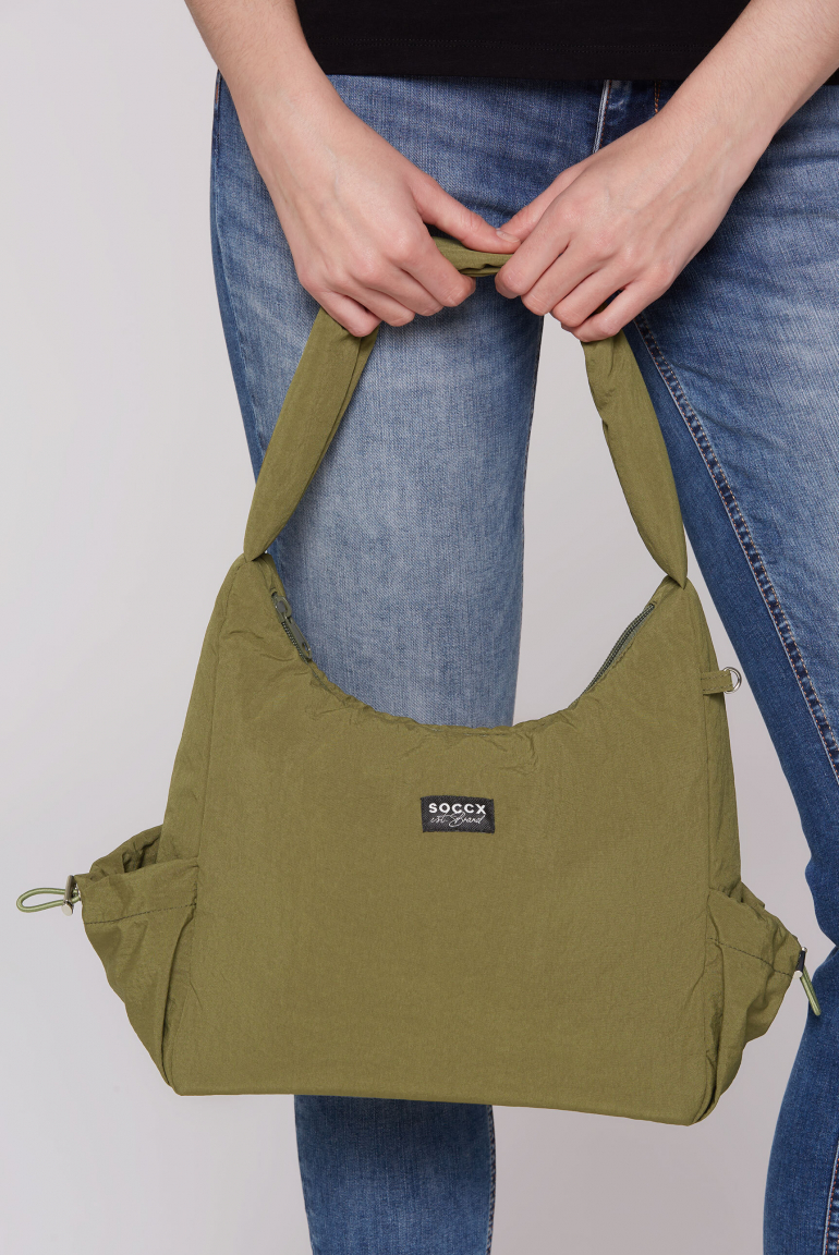 Leichte, wattierte  Schultertasche