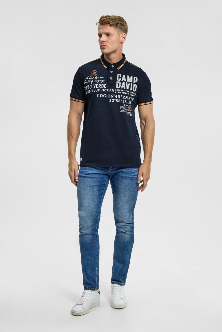 Pikee-Polo mit Label-Applikationen