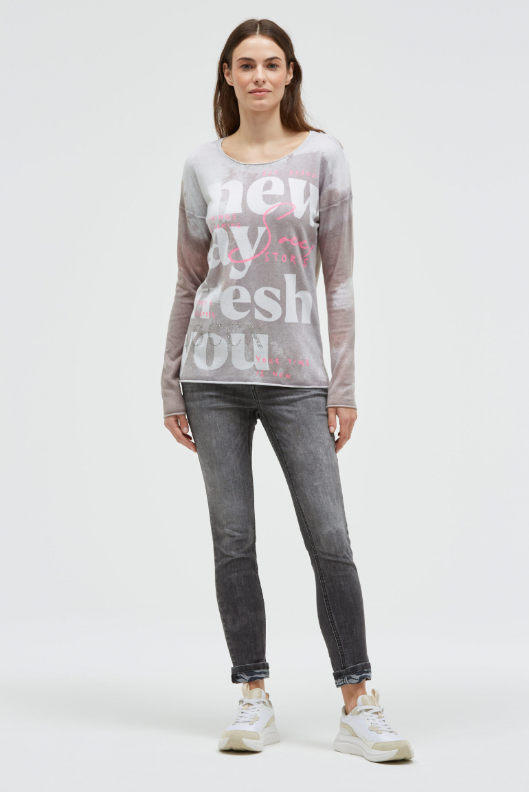 Pullover mit All Over Print und Schmucksteinen