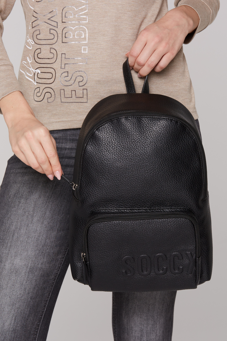 Rucksack aus genarbtem Lederimitat mit Logo-Prägung