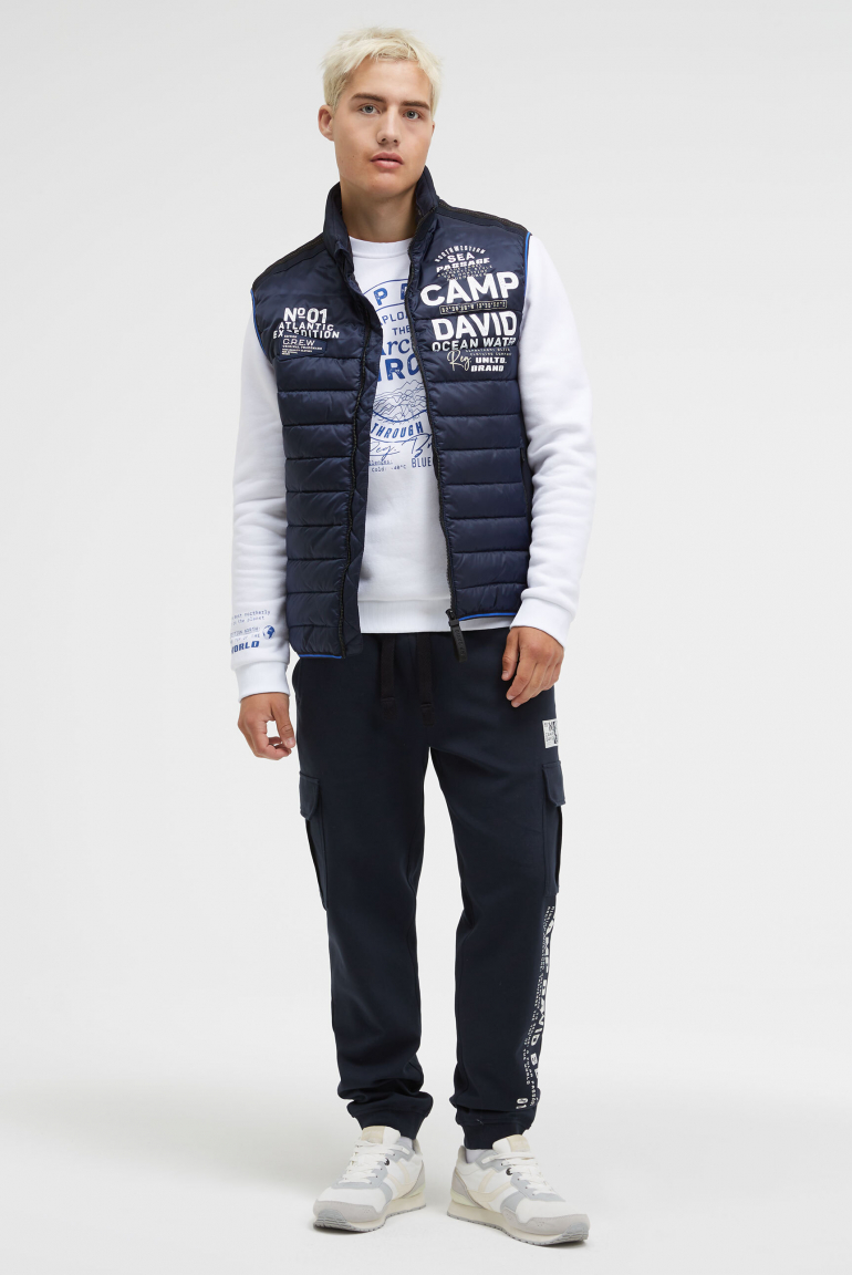 Steppweste im Materialmix mit Prints