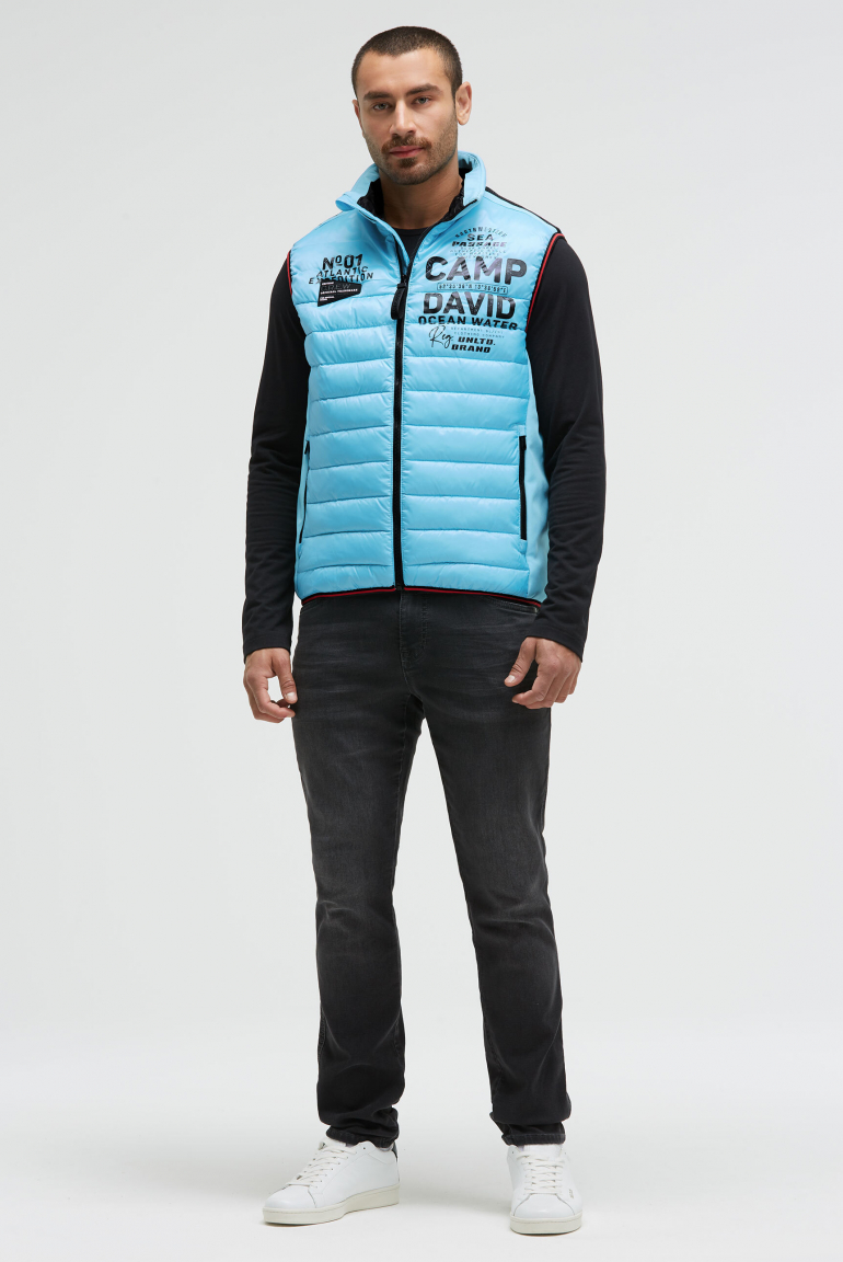 Steppweste im Materialmix mit Prints