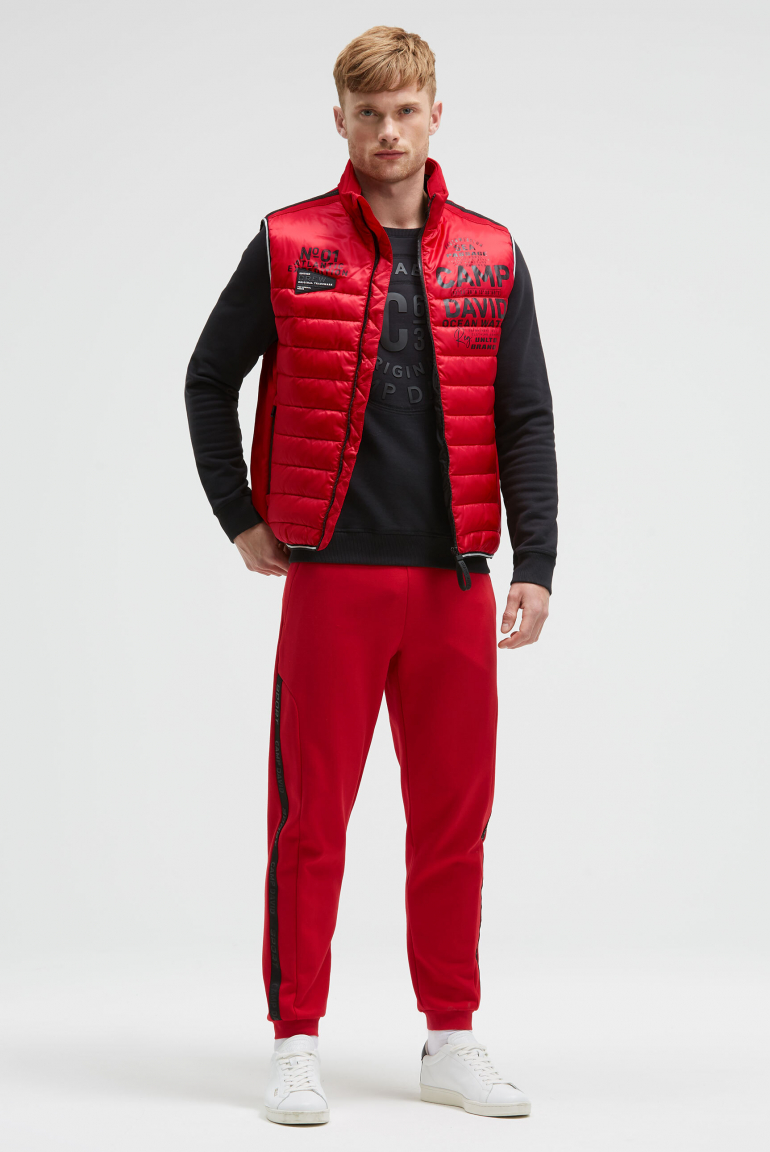 Steppweste im Materialmix mit Prints