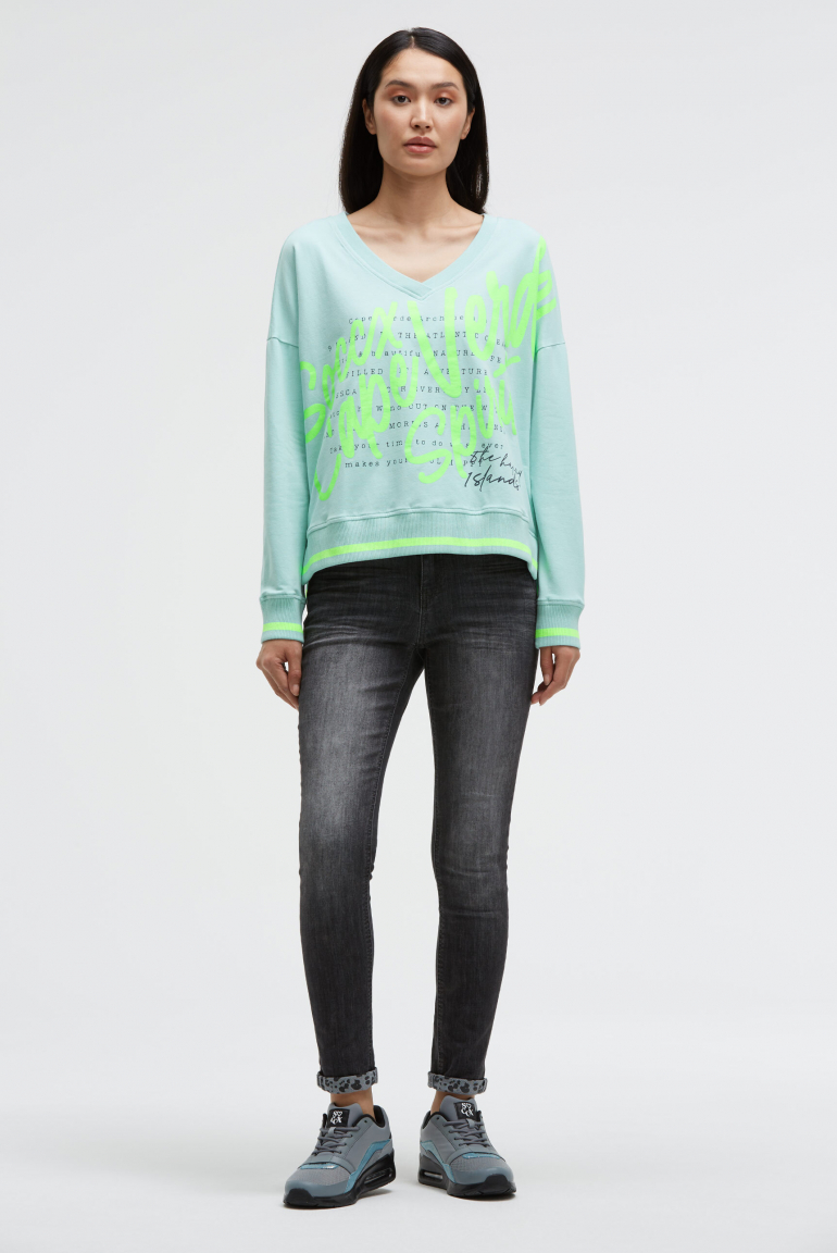 Sweatshirt mit V-Ausschnitt und Wording Print