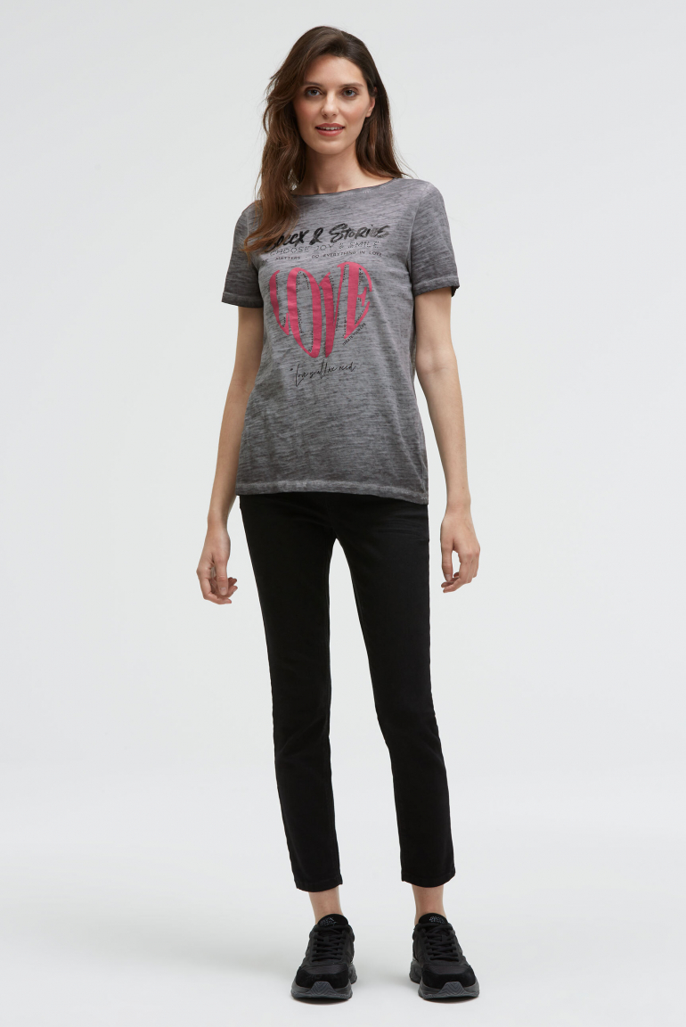 T-Shirt mit U-Boot-Ausschnitt und Artwork