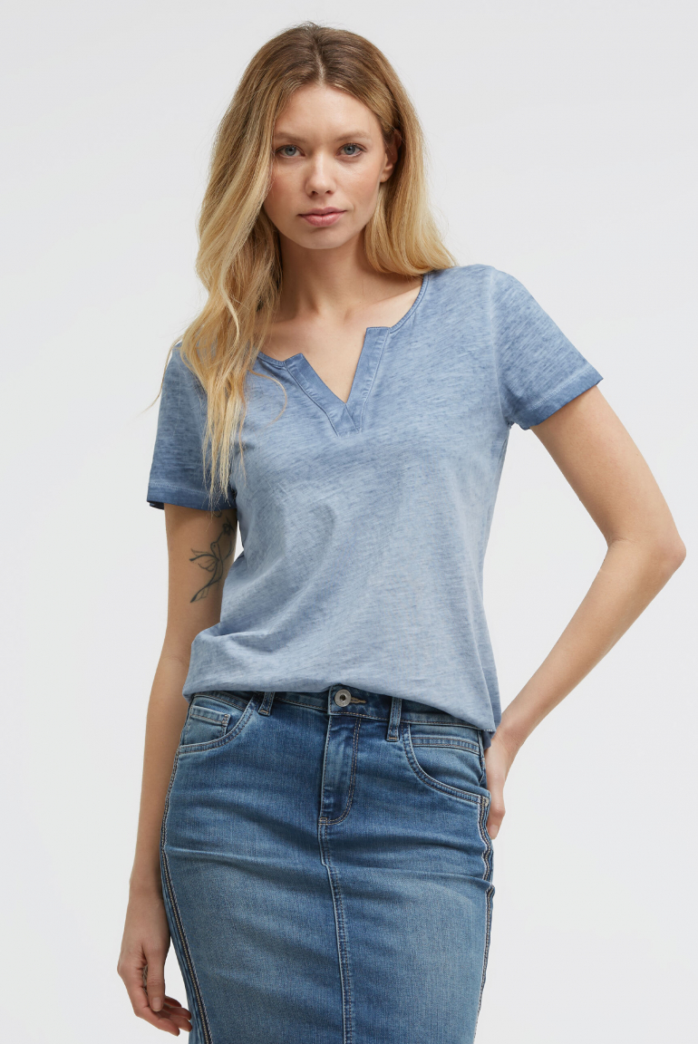 T-Shirt mit V-Cut und Rückenprint