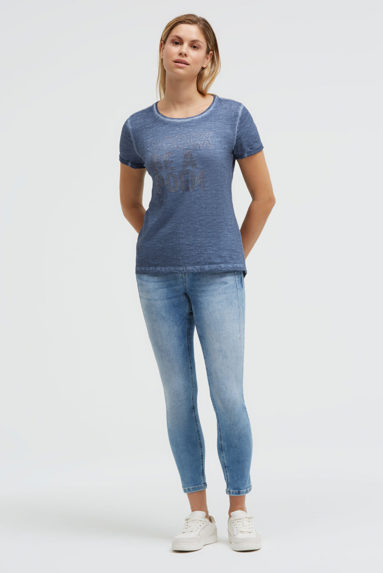 T-Shirt Oil Dyed mit Wording aus Schmucksteinen