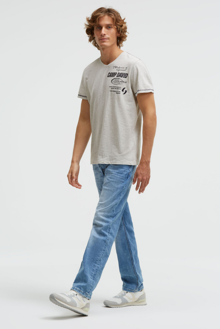 T-Shirt V-Neck mit Slub Stripes und Prints