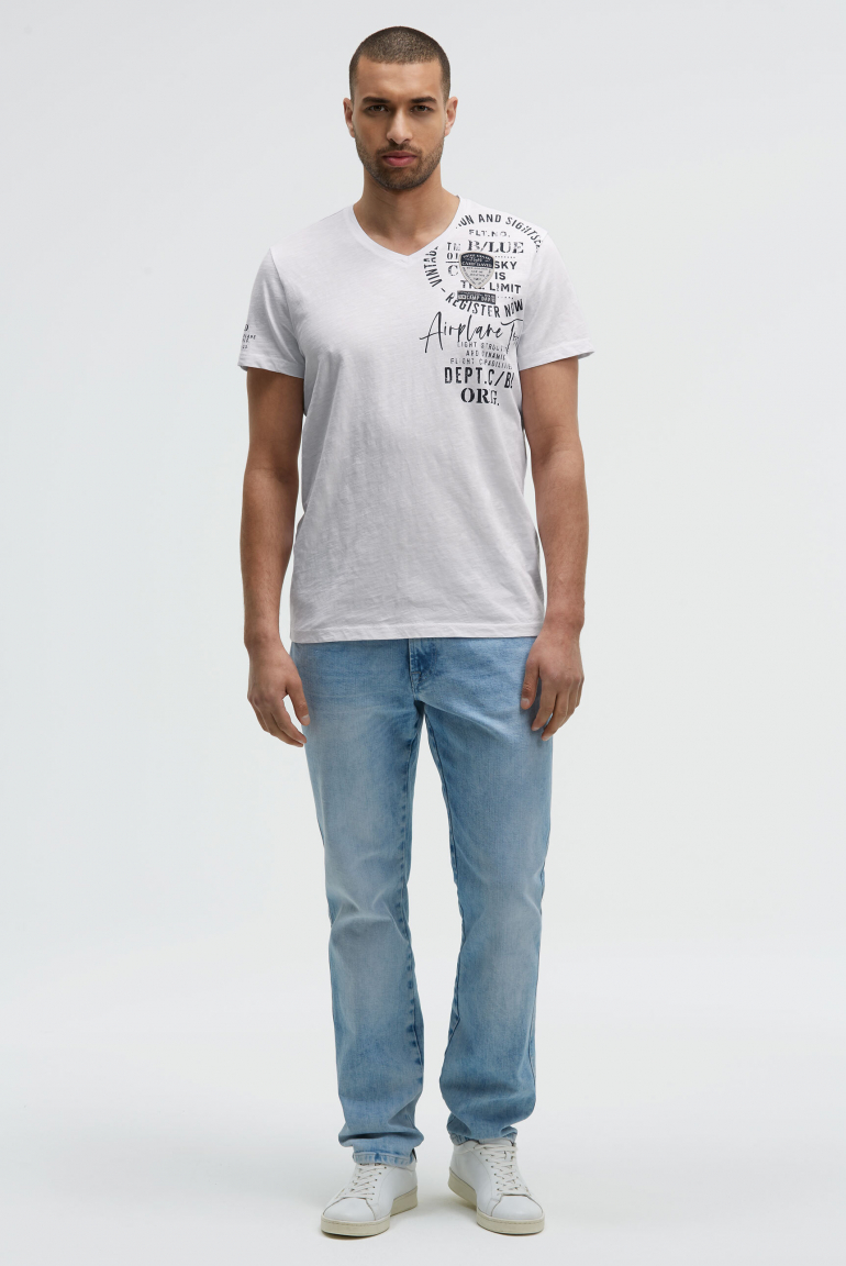 T-Shirt V-Neck mit Used Prints und Patches