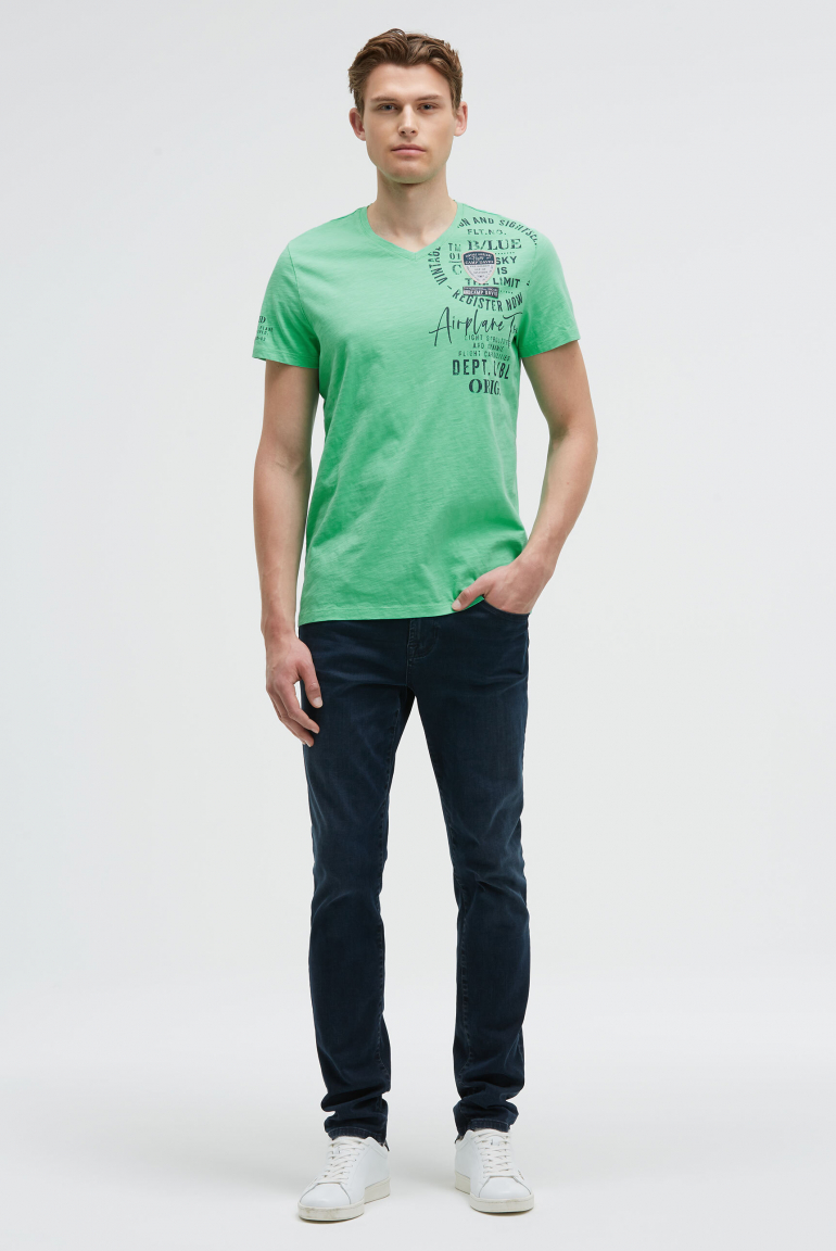 T-Shirt V-Neck mit Used Prints und Patches