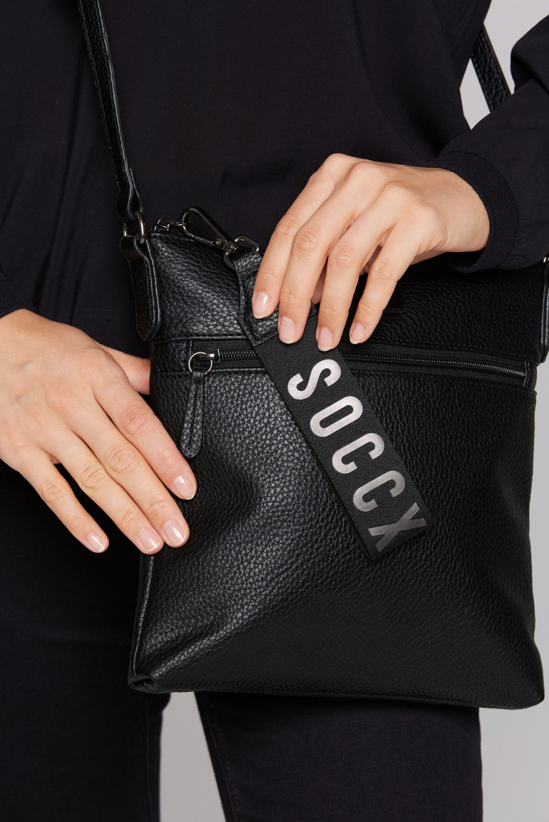 Umhängetasche aus Lederimitat mit Logo-Anhänger