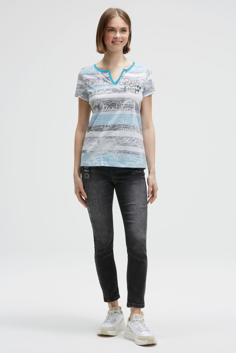 V-Shirt mit All-Over-Streifen- und Logo-Prints