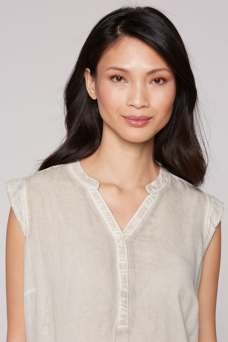 Ärmellose Bluse mit gesmoktem Saum und Rückenprint