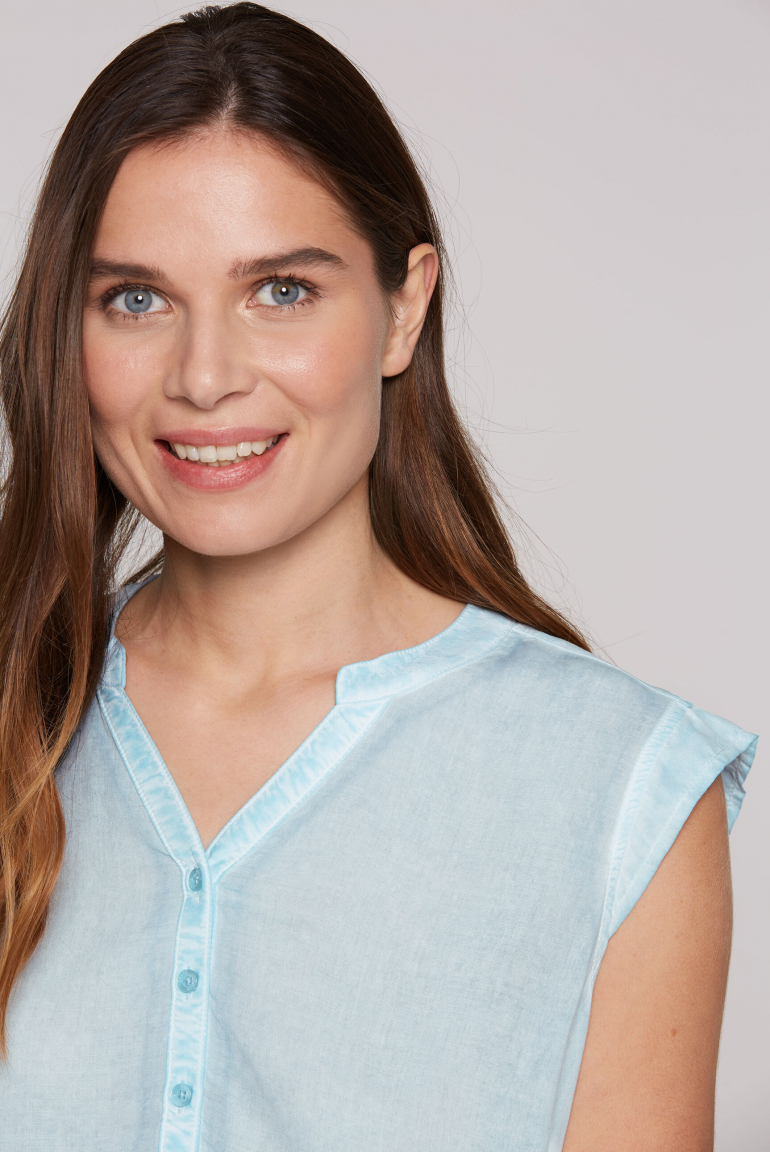 Ärmellose Bluse mit gesmoktem Saum und Rückenprint
