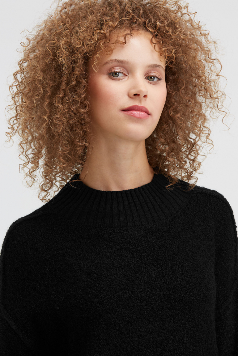 Bouclé-Pullover mit Stehkragen