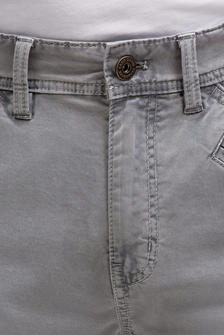 Cargo Shorts mit 3D-Logo-Stickerei